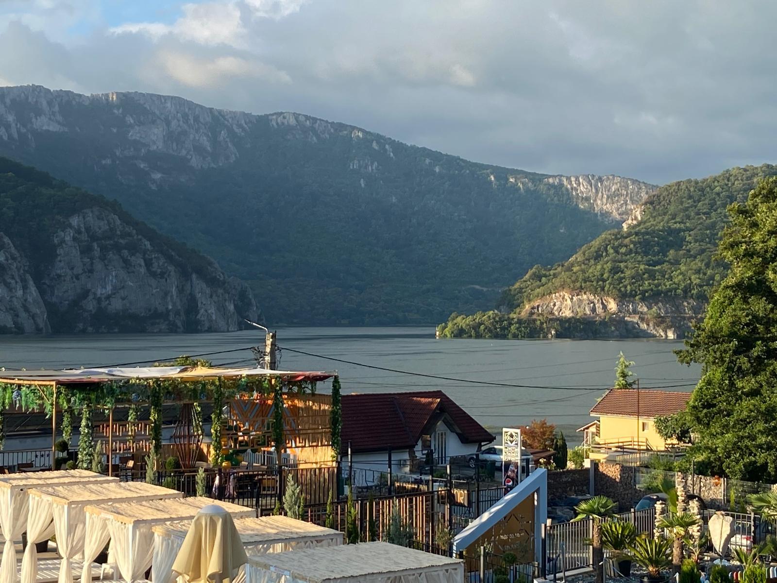 Munții peste fluviu